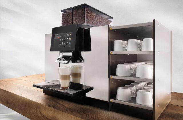 Thermoplan Black & White 4c Kaffeevollautomat auf einer Holztheke